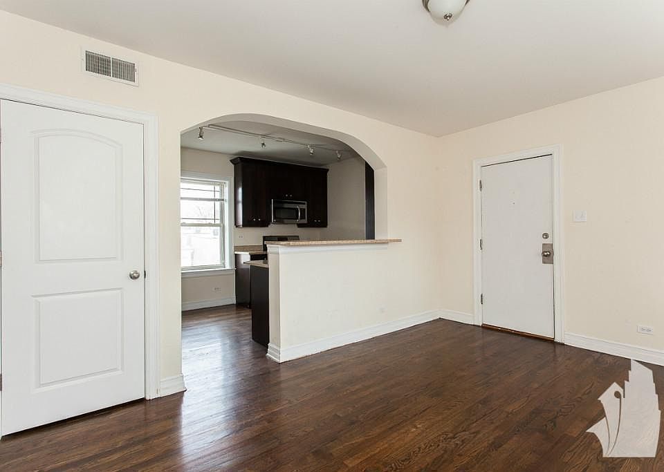 1st image of 3814 N Sheffield Ave APT 2E