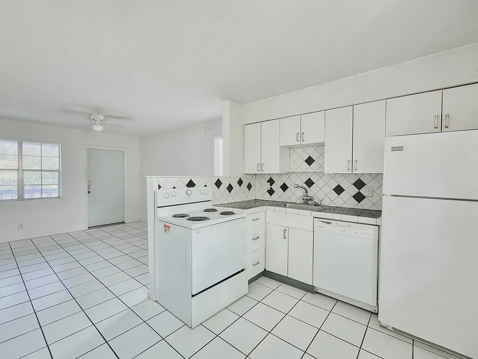 400 SE 31st St #5