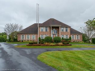 313 Fairway Ct, Saint Clair, MI 48079