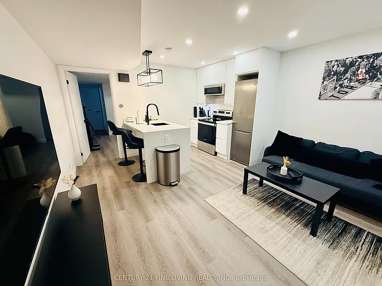 402 McRoberts Ave — Photo 2