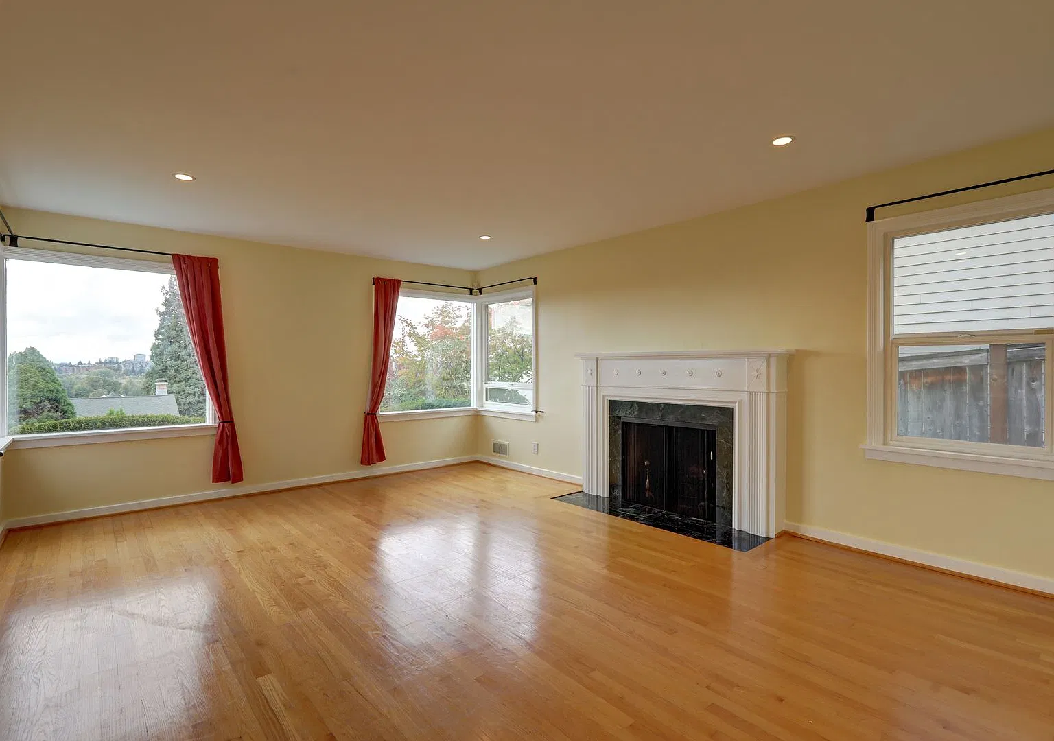 Unique Laurelhurst 3 Bedrooms with 2 Bathrooms Home Close to UW! — Photo 4