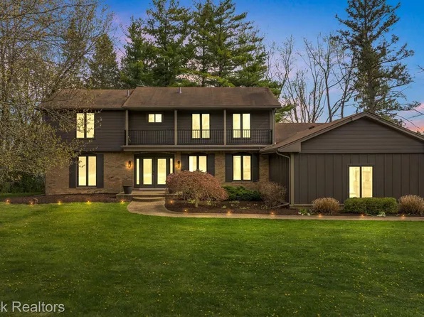 5240 Clarendon Crest St, Bloomfield Hills, MI 48302