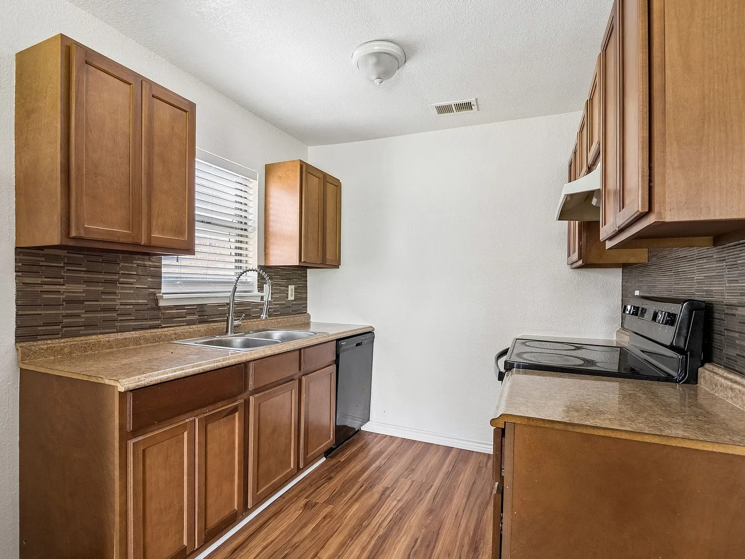 3 bed, 2.0 bath, 1594 sqft, $1,900 — Photo 4