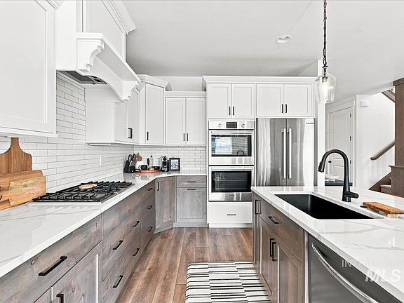 2nd image of 921 E Viedma St