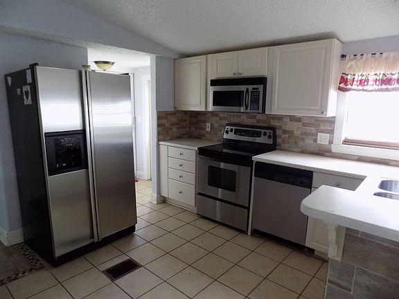 5th image of 124 Newbury Dr