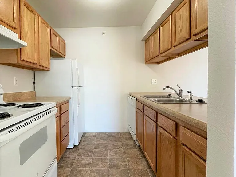 Thornridge Apartments — Photo 37