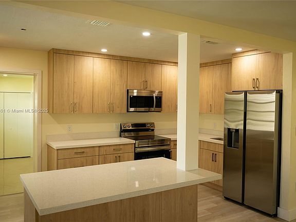 5th image of 467 SE 3rd St