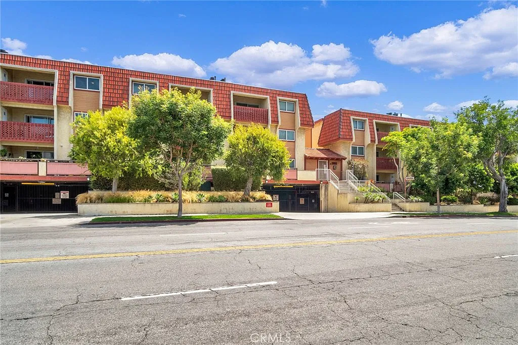 2 bed, 1175 sqft, $3,900 — Photo 1