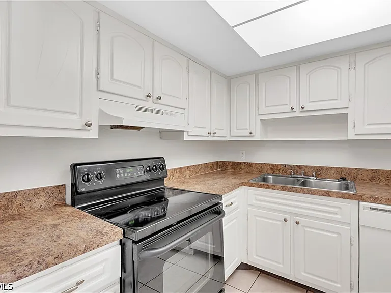 1830 Maravilla Ave #401 — Photo 22