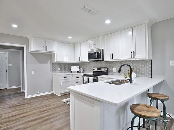 5th image of 2709 Meadow Lake Dr