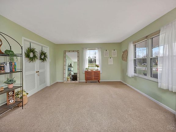 3rd image of 6 Fieldcrest Ave