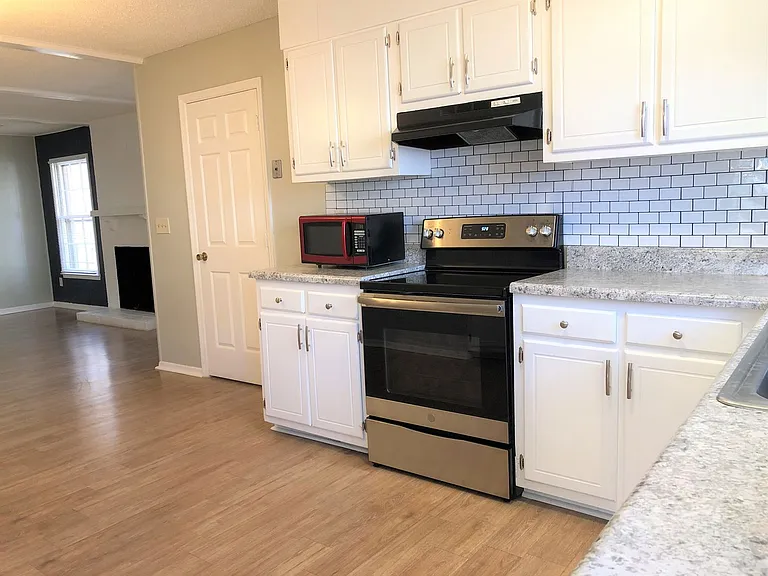 2900 Glen Hollow Rd — Photo 2