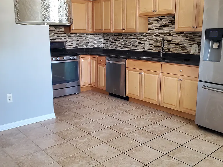 645 N 4th Ave #B — Photo 2