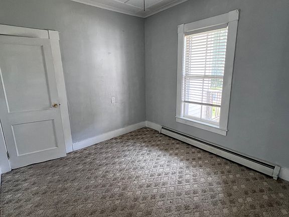 Dining room (door to the bedroom)