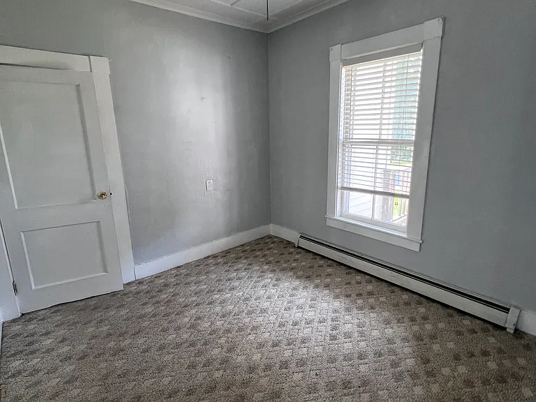 Dining room (door to the bedroom)
