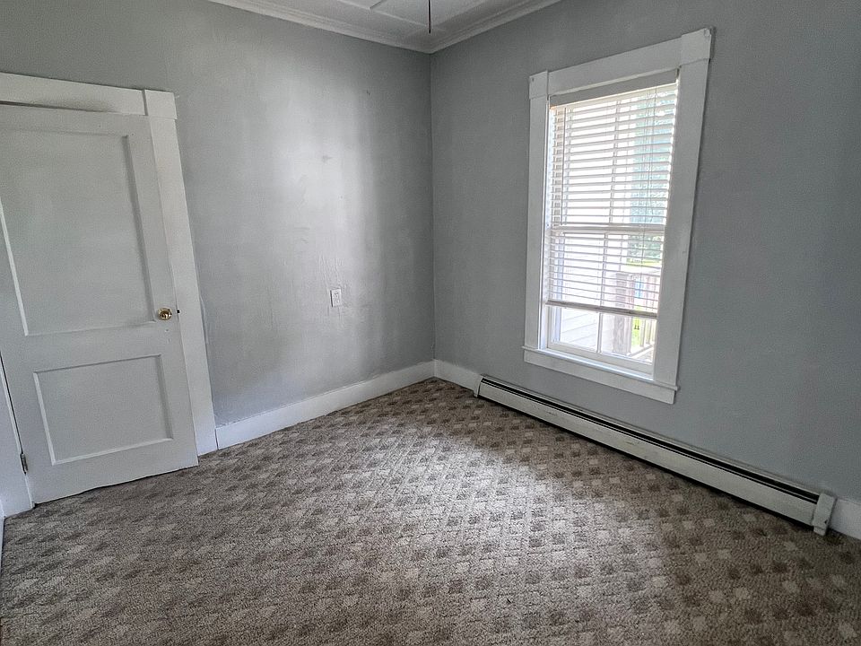 Dining room (door to the bedroom)