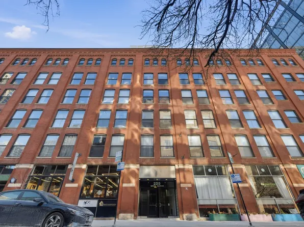 225 W Huron St APT 313, Chicago, IL 60654