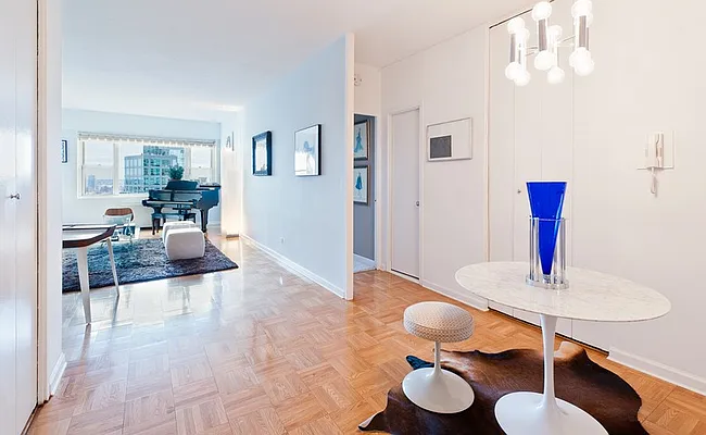 Sold by Sloane Square | media 12