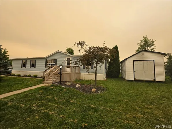 1215 Ridgewood Dr, Lockport, NY 14094