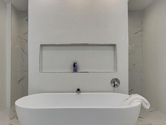 2nd image of 1542 N Hudson Ave #1