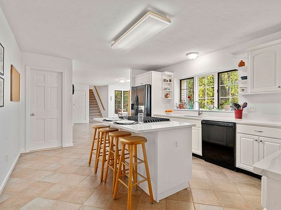 4th image of 168 Blanchette Dr