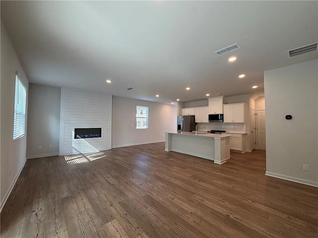 3 bed, 2.5 bath, 1850 sqft, $2,250 — Photo 3