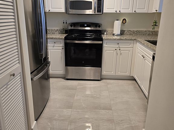 Brand new kitchen! ALL appliances, quarts countertops, porcelain floors have been upgraded!!