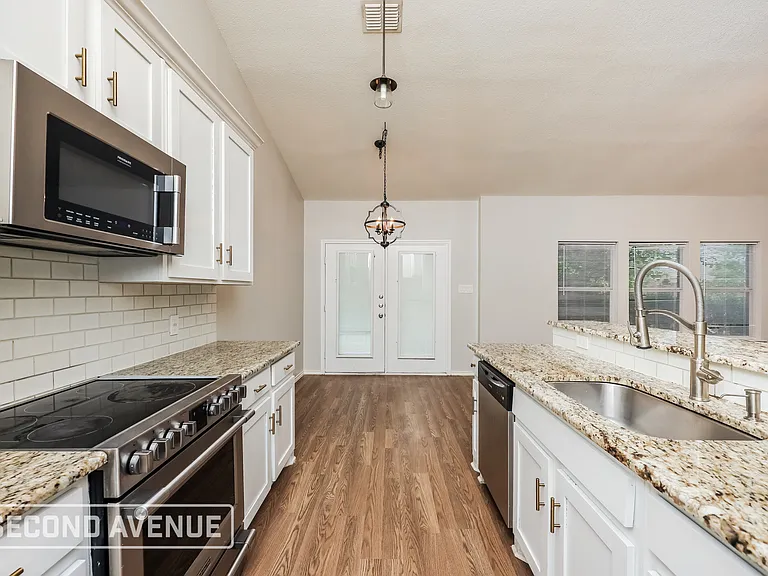 100 Clark Dr — Photo 7