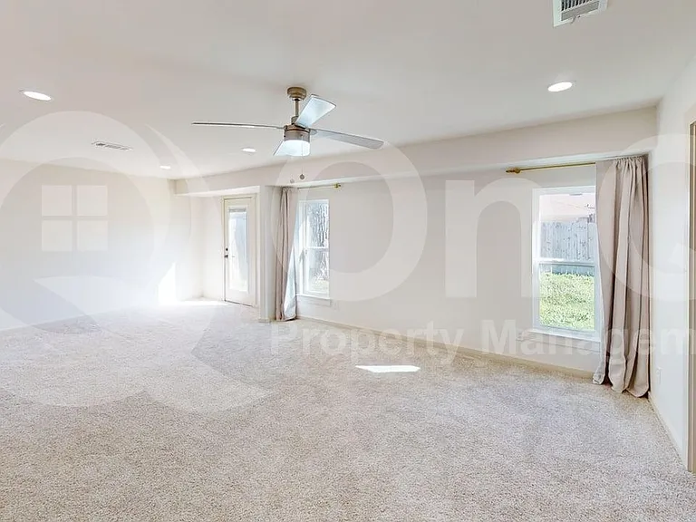 2517 Canterbury Ct — Photo 10