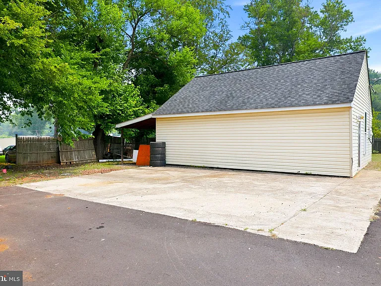 8916 Rugby Rd — Photo 103