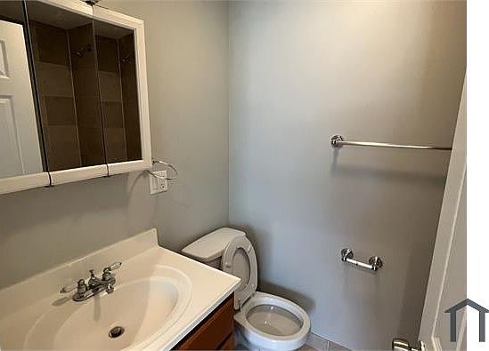 5th image of 2118 W Arthur Ave APT 2E