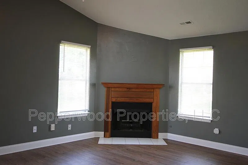 3 bed, 2.0 bath, 1433 sqft, $1,550 — Photo 4