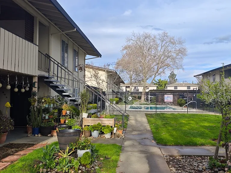 2525 Walters Way #4 — Photo 3