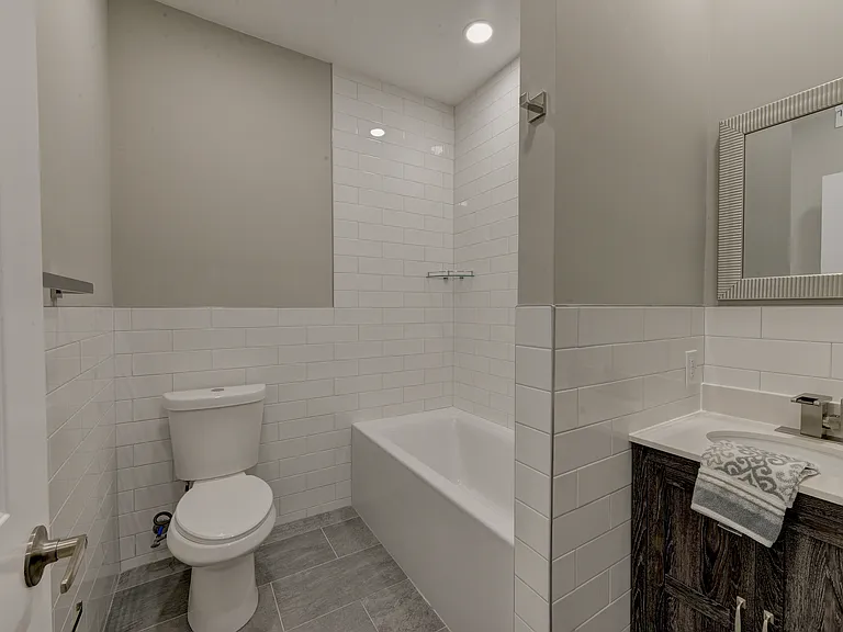 135 E Springer St — Photo 3