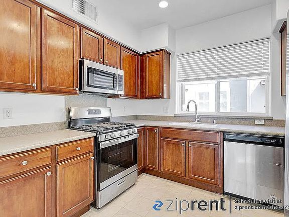 4th image of 2702 Holly St