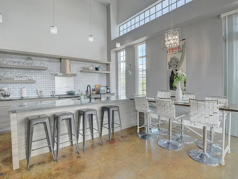 185 NE 4th Ave #301 — Photo 4