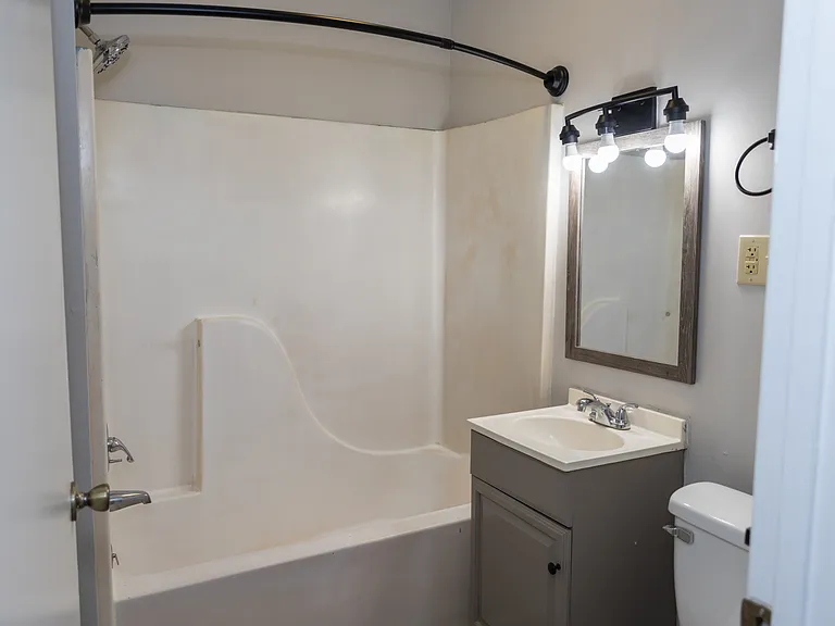 122 Jefferson St — Photo 8