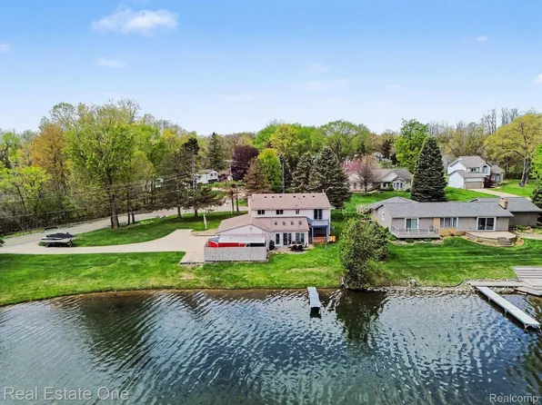 899 Rachelle St, White Lake, MI 48386
