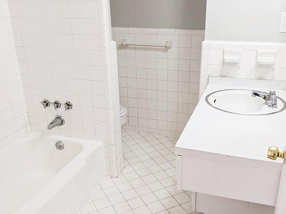 5th image of 2542 Gladstone Ave APT 3