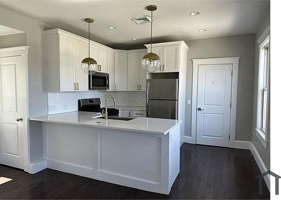 1st image of 183 Chelsea St #2