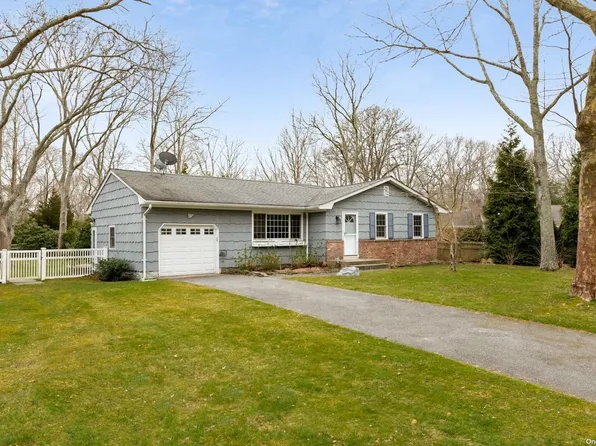 26 Lynn Avenue, Hampton Bays, NY 11946
