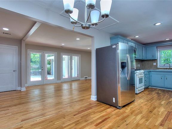 5th image of 2067 Brockett Rd