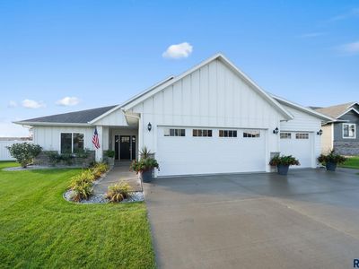 415 Mary Moore Dr E, Tea, SD, 57064