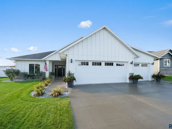 415 Mary Moore Dr E, Tea, SD 57064