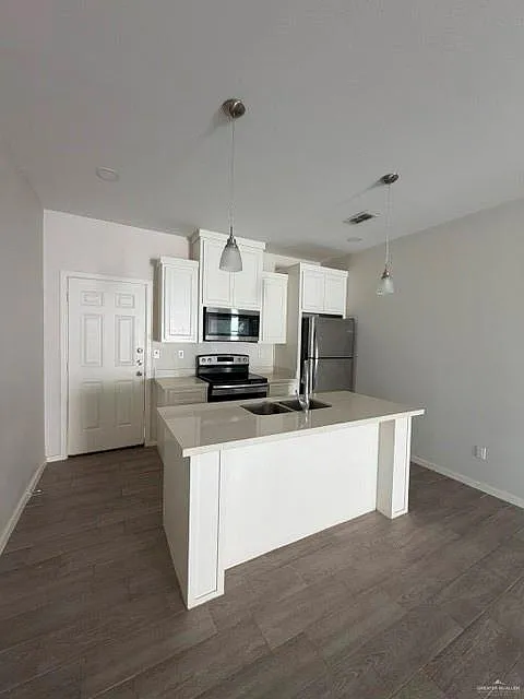 3 bed, 2.0 bath, 4320 sqft, $1,050 — Photo 4