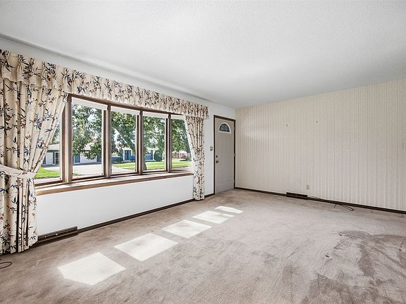 5th image of 2105 Highview Dr