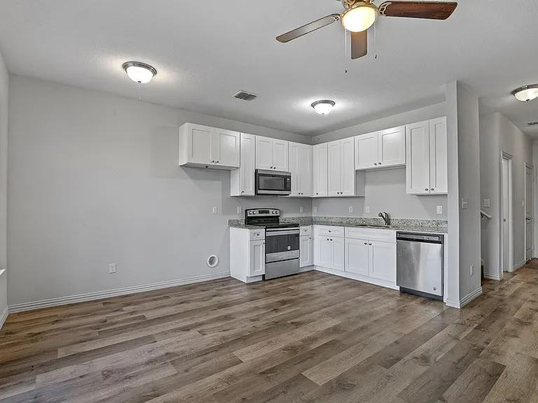 1711 E Tucker St #MAIN — Photo 2