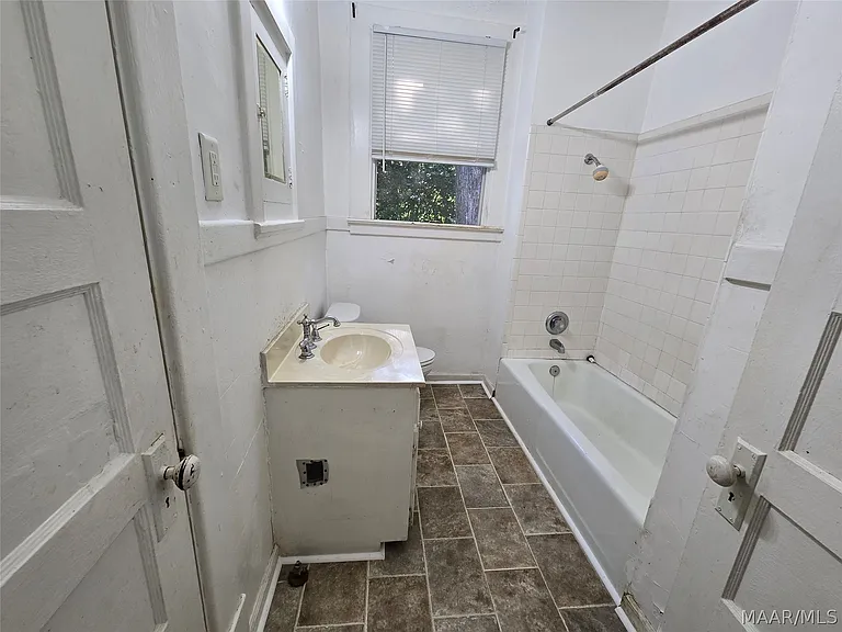 2302 Plum St — Photo 6