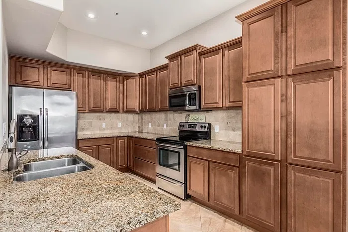 3 bed, 2.0 bath, 1780 sqft, $3,195 — Photo 3