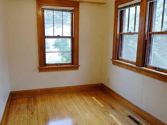 4th image of 3322 40th Ave